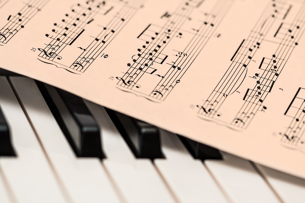 https://pixabay.com/de/klavier-filmmusik-notenbl%C3%A4tter-1655558/